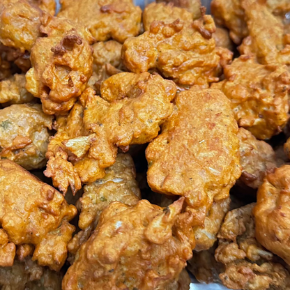 Freshly fried vegetable Pakoras for Indian party catering in Brampton.